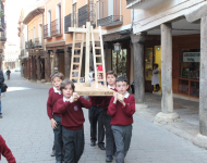 Niños jugando a los pasos